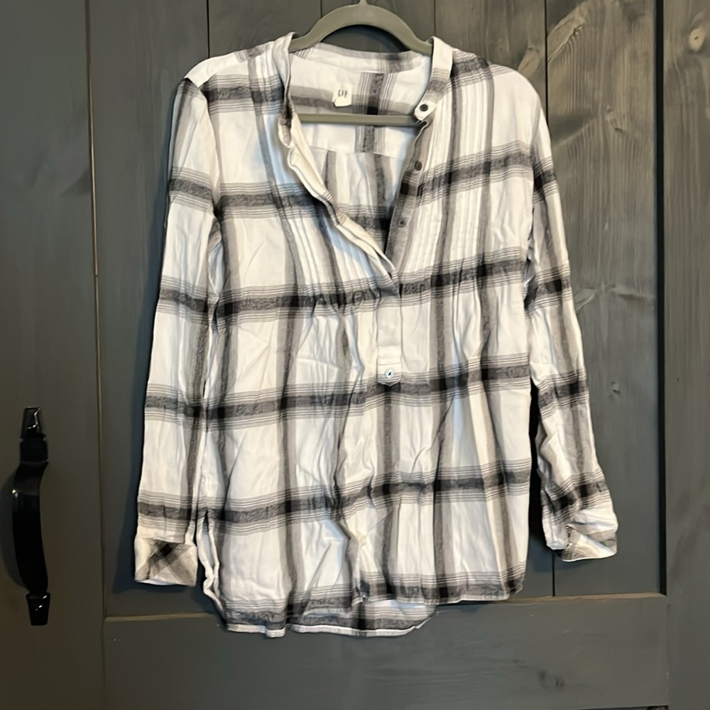 {Gap} size Medium Plaid shirt